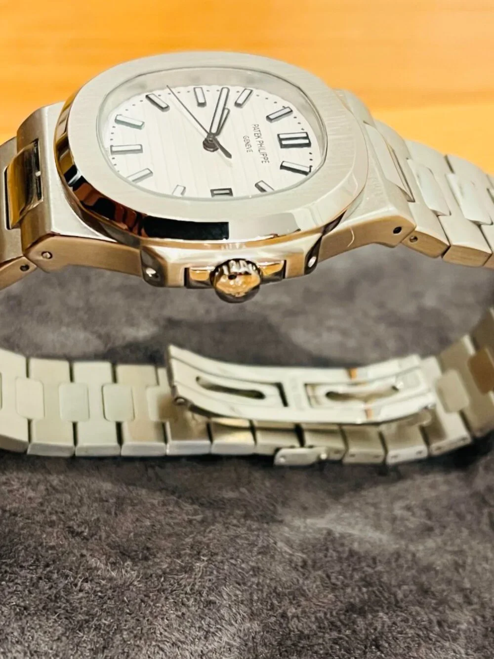 Super Clone Patek Philippe Nautilus 5711/1A-011 features a 40mm stainless steel